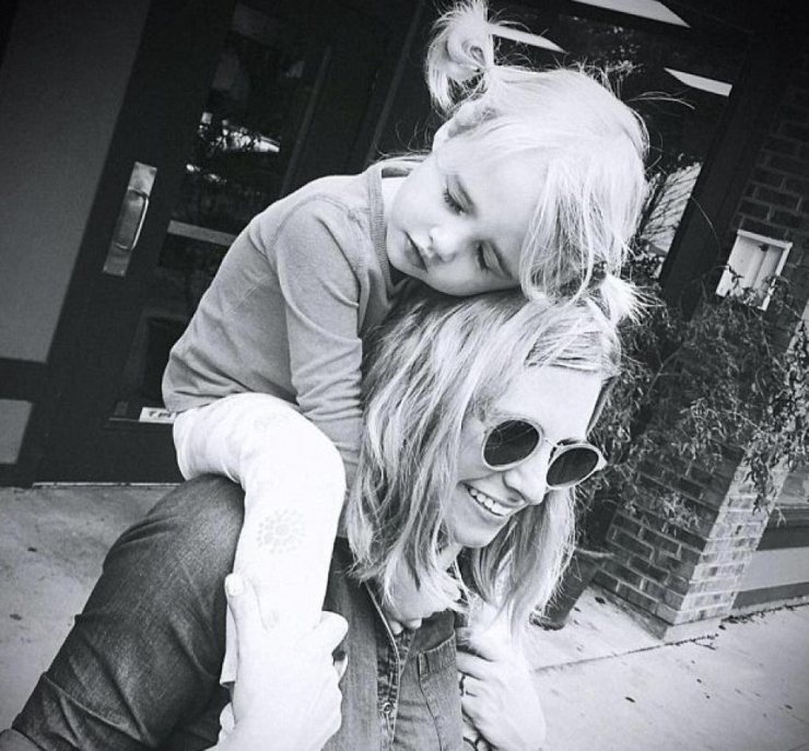 Illustration de l'article : She thinks she’s taking a funny picture of her daughter, but when she learns the truth, she's quick to publish it on Facebook!