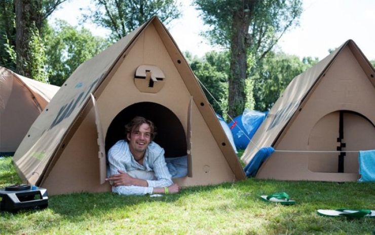 Illustration de l'article : Here's a new concept in fully recyclable cardboard festival tents... which will surely delight festival goers!