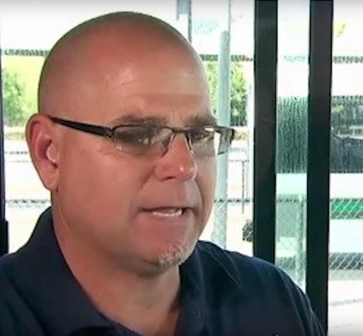 Illustration de l'article : Seeing a 3-year old boy get on his bus, this "driver" has a brilliant plan to trap the kidnapper that he’s with!