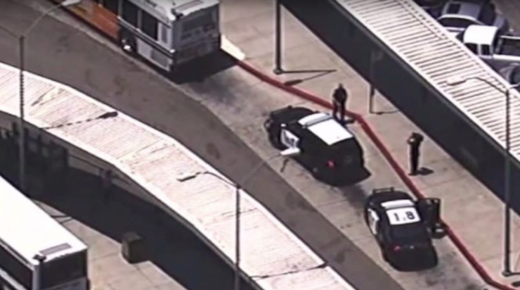 Illustration de l'article : Seeing a 3-year old boy get on his bus, this "driver" has a brilliant plan to trap the kidnapper that he’s with!