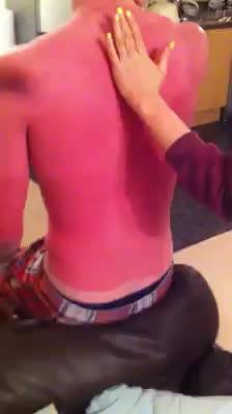 Illustration de l'article : These 22 people should’ve had to take a class before wanting a tan...