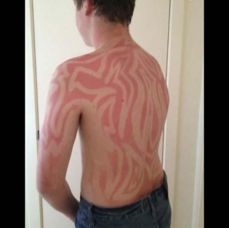 Illustration de l'article : These 22 people should’ve had to take a class before wanting a tan...