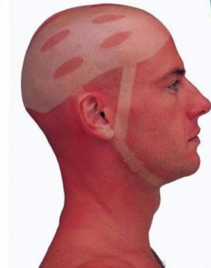 Illustration de l'article : These 22 people should’ve had to take a class before wanting a tan...