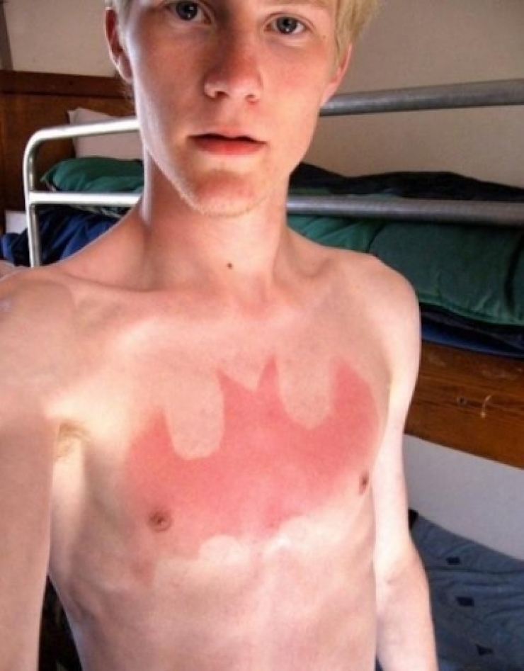 Illustration de l'article : These 22 people should’ve had to take a class before wanting a tan...