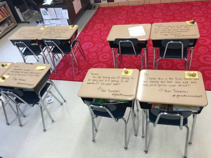 Illustration de l'article : This teacher likes to scribble notes on all her students’ desks, just before a test! But see what she wrote: