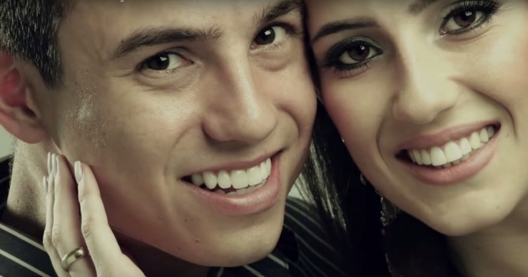 Illustration de l'article : 4 years after the death of his wife, this husband and daughter paid tribute to her, and it's moving the whole world!