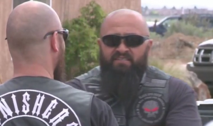 Illustration de l'article : A little 5-year old girl gets beat up on the street... And then these bikers come along!