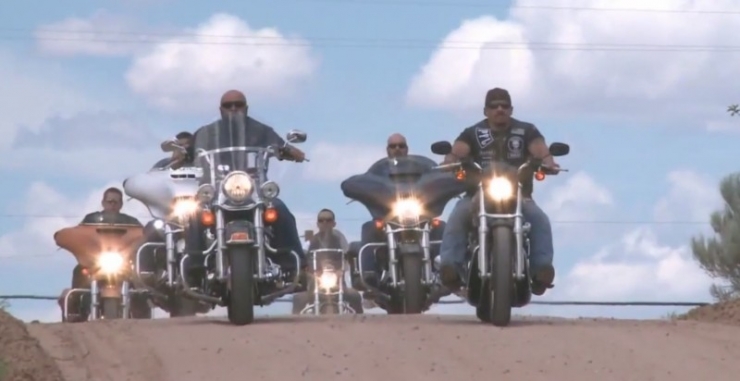 Illustration de l'article : A little 5-year old girl gets beat up on the street... And then these bikers come along!