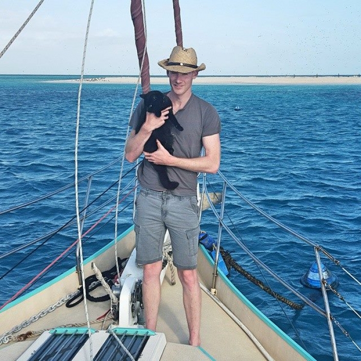 Illustration de l'article : This guy ditched EVERYTHING to travel around Australia in a van... with his cat!