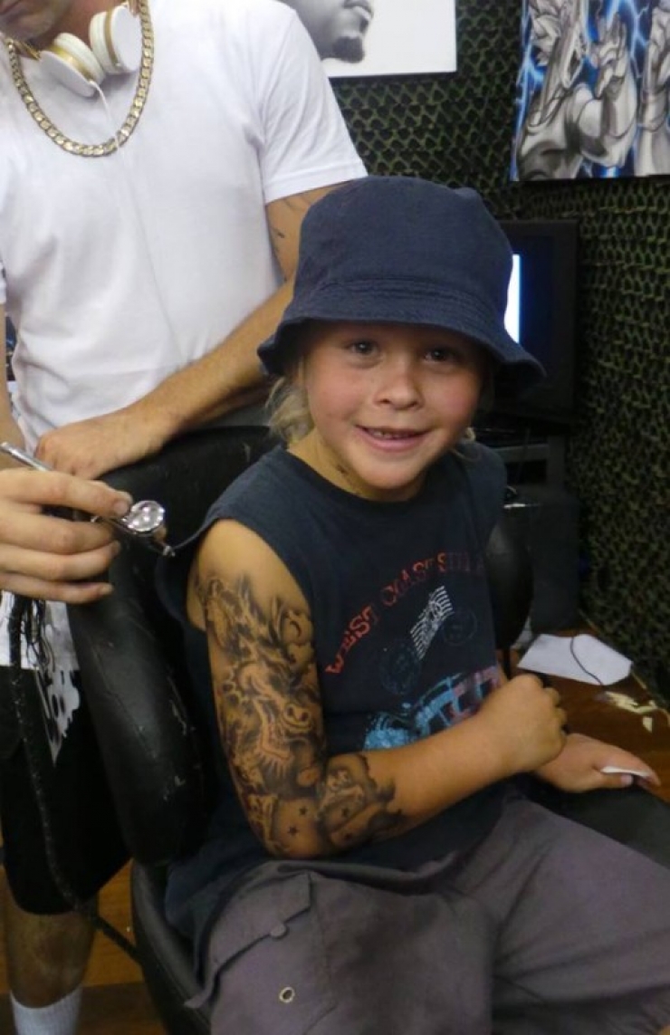 Illustration de l'article : This artist tattoos skulls on children under 10 years old, but wait until you see why!