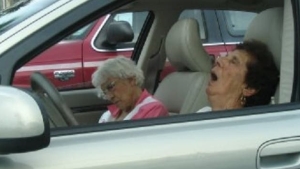 Illustration : "Police officer pulls over a vehicle with 5 old ladies on board for a reason that will make you smile!"