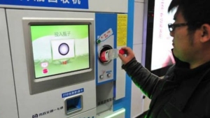 Illustration : "In Beijing you can pay for the metro with plastic bottles... A brilliant idea!"