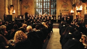 Illustration : "One of the filming locations for Harry Potter is now up for sale. Notice to (wealthy) fans!"