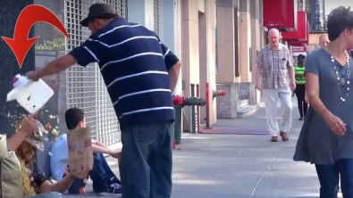 Illustration : "This poor homeless man gets food thrown in his face! His reaction will bring tears to your eyes..."