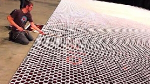 Illustration : "He has 66,000 cups filled with water placed side by side. When the camera moves away, it's quite a surprise..."