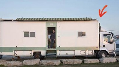 Illustration : "He's retired, and he bought a truck and converted it into a dream home... It's amazing, but wait until you see the inside!"