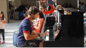 Illustration : "A stranger joins this man playing a piano in a Parisian train station... Their performance is crazy!"