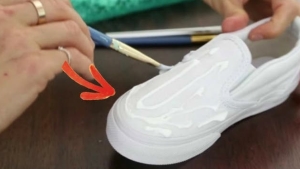 Illustration : "She began covering her shoes with glue and what she created should give you some ideas!"