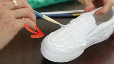 Illustration : "She began covering her shoes with glue and what she created should give you some ideas!"