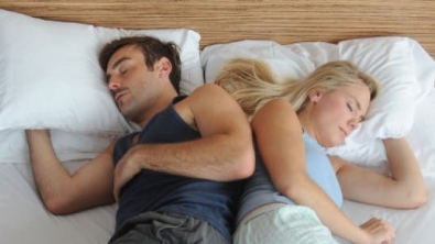 Illustration : Your sleep position says a lot about your relationship... Surprising!