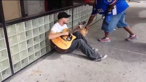 Illustration : "A man films this street musician when a stranger approaches. A magical moment!"