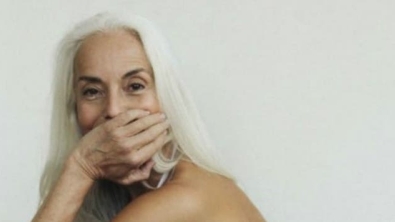 Illustration : At age 60, this woman shows us that there's no age limit for being a seductive model!