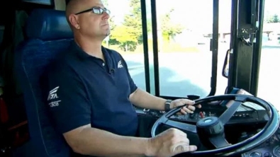 Illustration : Seeing a 3-year old boy get on his bus, this "driver" has a brilliant plan to trap the kidnapper that he’s with!