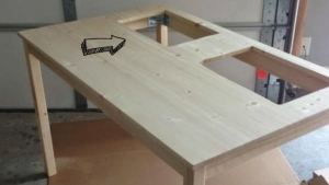 Illustration : "She cut 2 holes in an Ikea table to create an amazing project!"