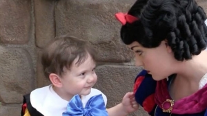 Illustration : "She went to Disneyland with her son and felt obligated to film the scene when she saw Snow White do this:"