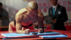 Illustration : "More than 8 hours: that's the new world plank record by this Chinese policeman ... What an achievement!"