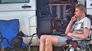 Illustration : "This guy ditched EVERYTHING to travel around Australia in a van... with his cat!"