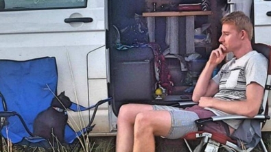 Illustration : This guy ditched EVERYTHING to travel around Australia in a van... with his cat!