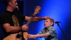 Illustration : "Blind and autistic, this little boy gives people the chills when he takes the stage!"