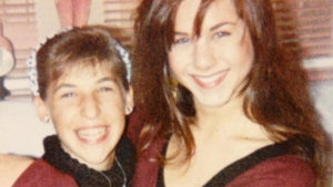 Illustration : "29 Years Ago, Mayim & Jennifer Aniston!"