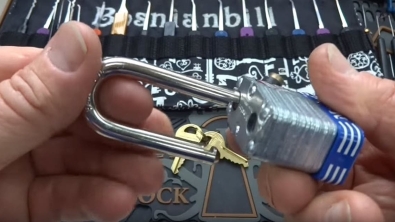 Illustration : If you have this lock, you'll want to watch this... and then throw it in the trash!