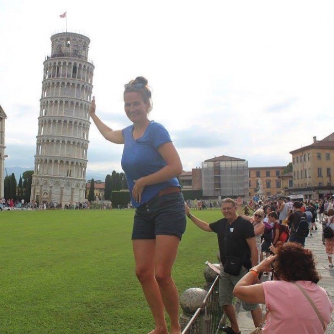 Illustration de l'article : 25 hilarious photos where the real action's going on the background!