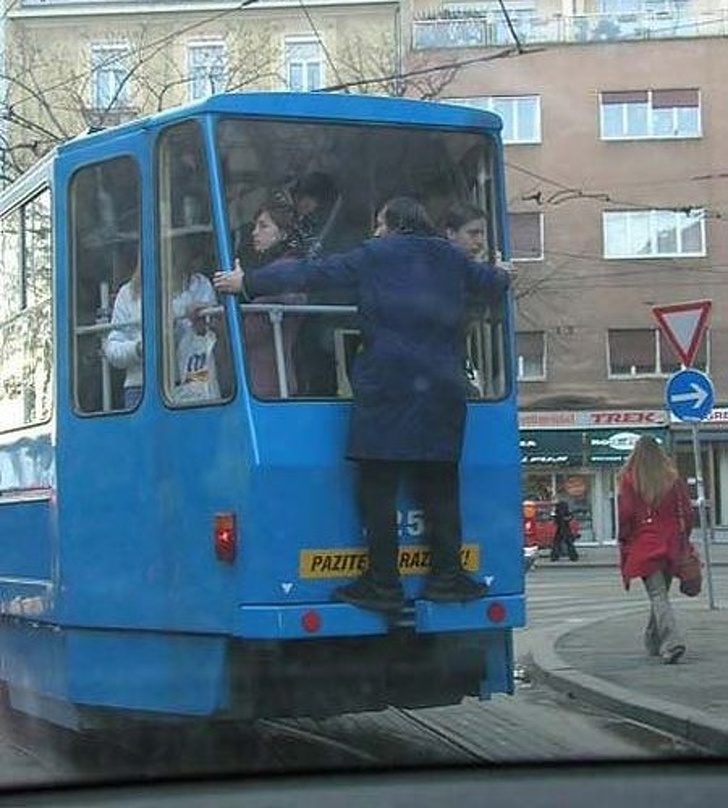 Illustration de l'article : 21 people who were snapped doing some pretty crazy stuff!