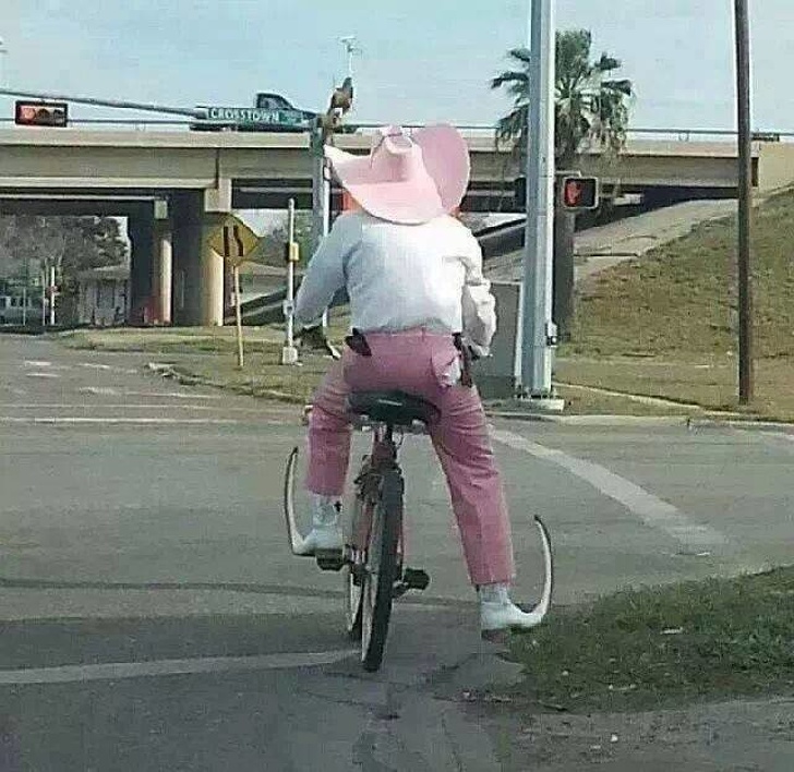 Illustration de l'article : 21 people who were snapped doing some pretty crazy stuff!