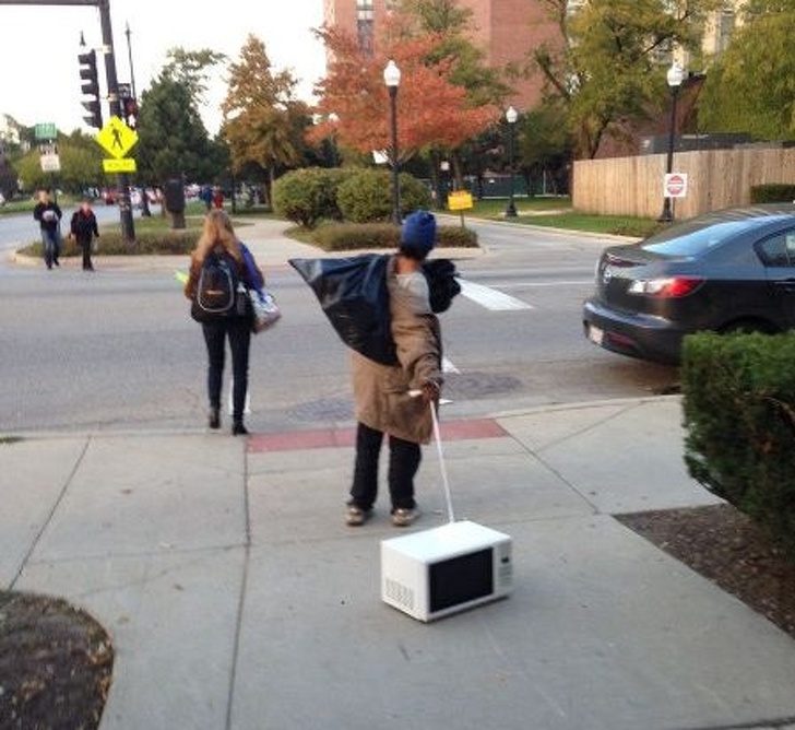 Illustration de l'article : 21 people who were snapped doing some pretty crazy stuff!