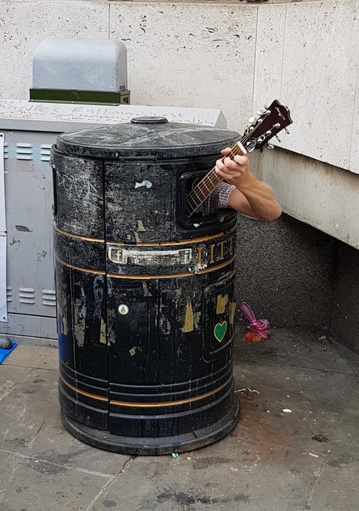 Illustration de l'article : 30 people snapped doing something completely out of the ordinary