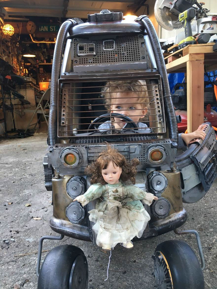 Illustration de l'article : A father turns his children's car toys into badass Mad Max vehicles