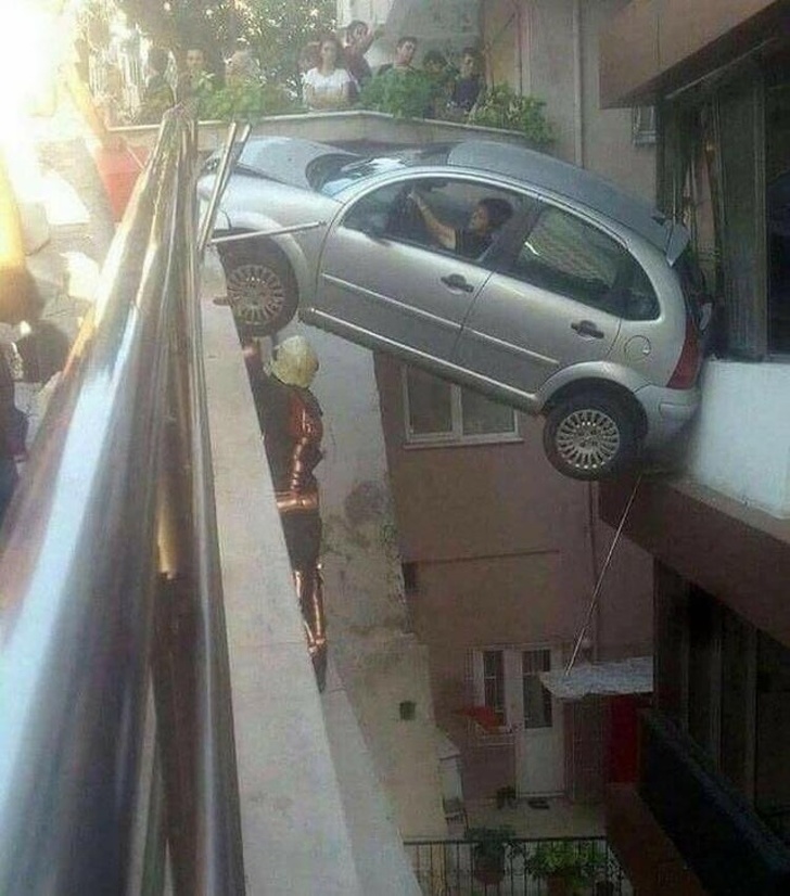 Illustration de l'article : 30 people snapped doing something completely out of the ordinary