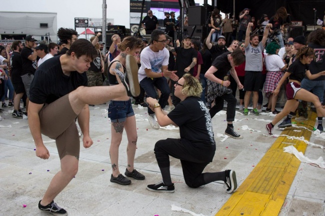 Illustration de l'article : 25 hilarious photos where the real action's going on the background!