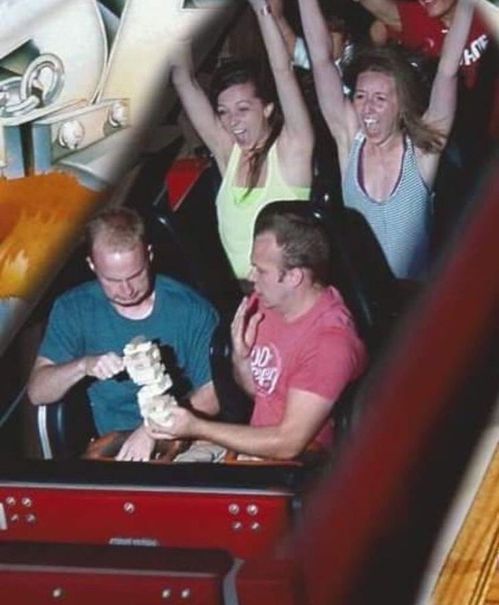 Illustration de l'article : 30 people snapped doing something completely out of the ordinary