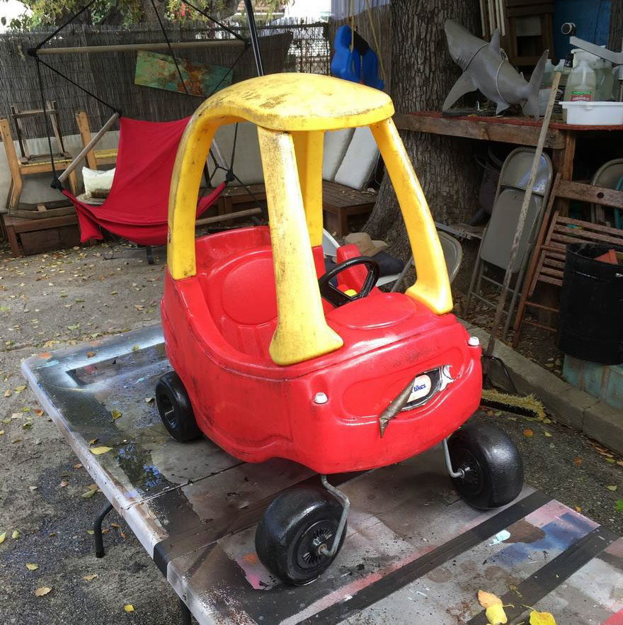 Illustration de l'article : A father turns his children's car toys into badass Mad Max vehicles