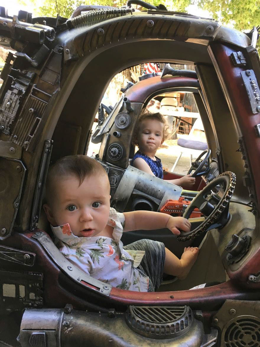 Illustration de l'article : A father turns his children's car toys into badass Mad Max vehicles