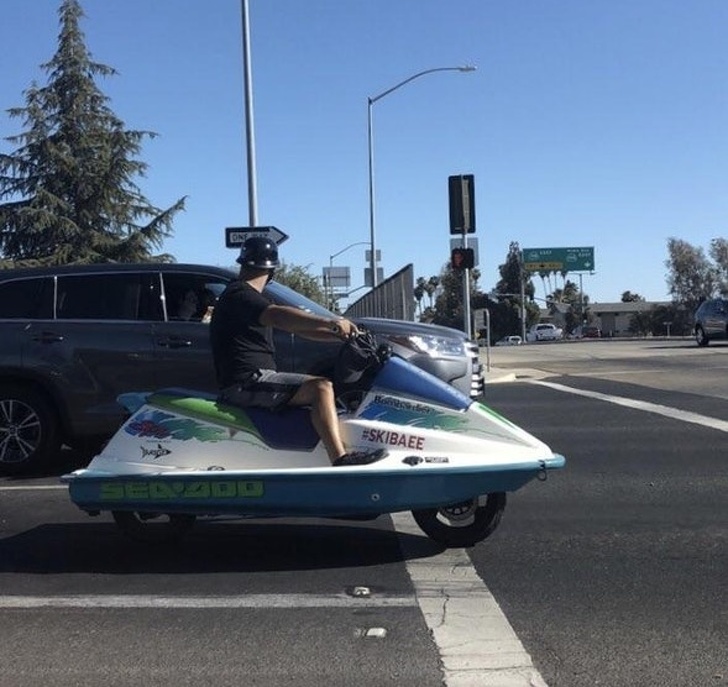 Illustration de l'article : 30 people snapped doing something completely out of the ordinary