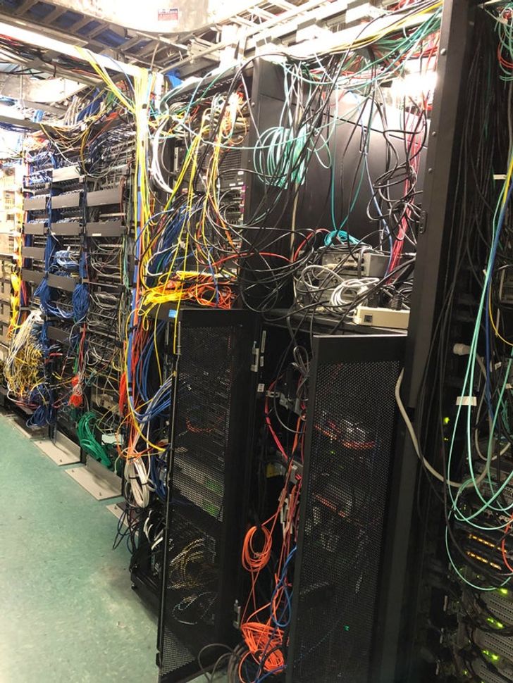 Illustration de l'article : 19 tech employees who almost pulled their hair out at work