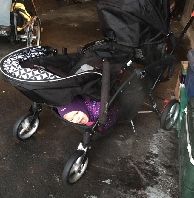 Illustration de l'article : 28 photos that show the trials and tribulations of being a parent