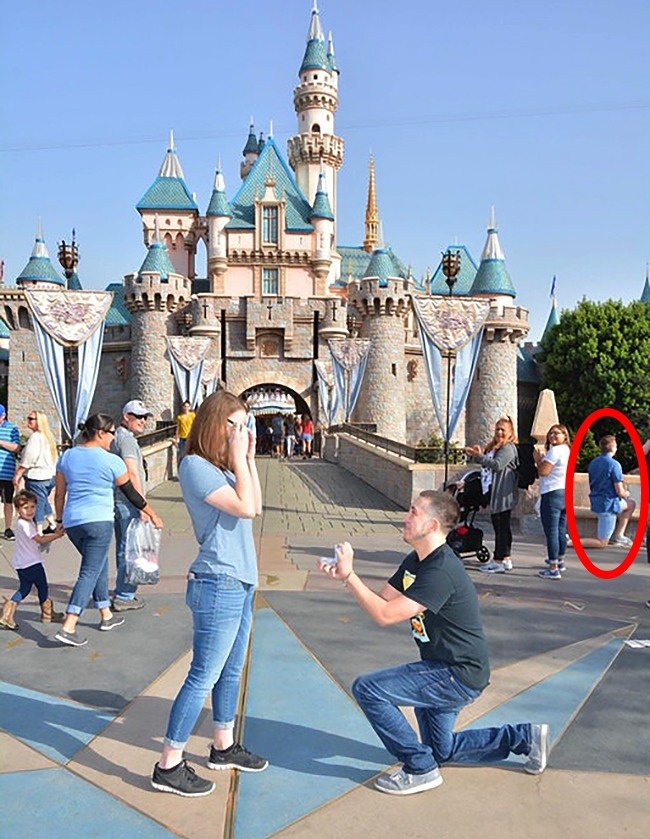 Illustration de l'article : 25 hilarious photos where the real action's going on the background!